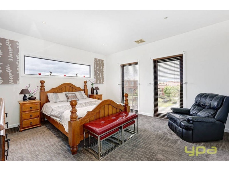 15 Olsen Retreat, Caroline Springs VIC 3023