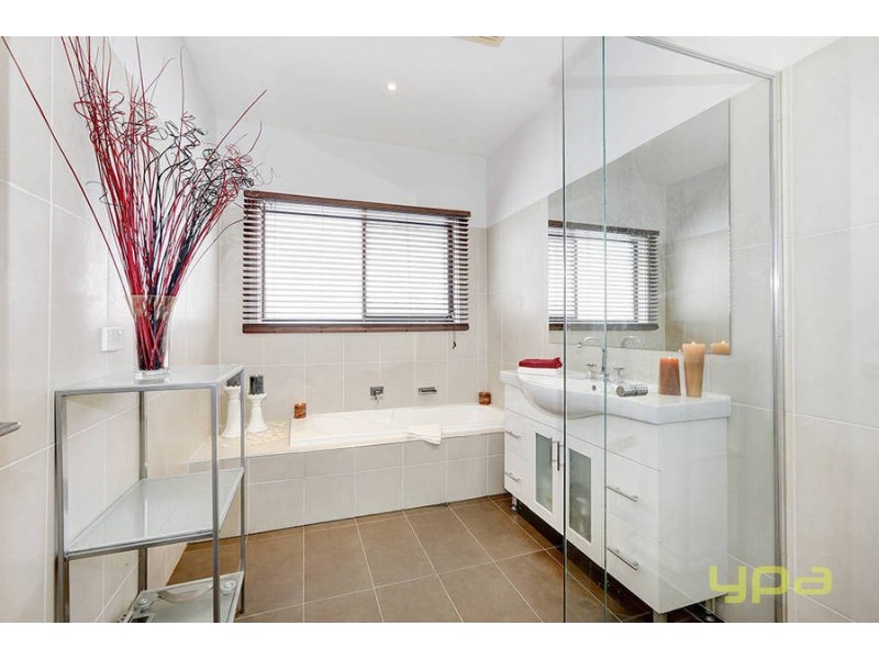 15 Olsen Retreat, Caroline Springs VIC 3023