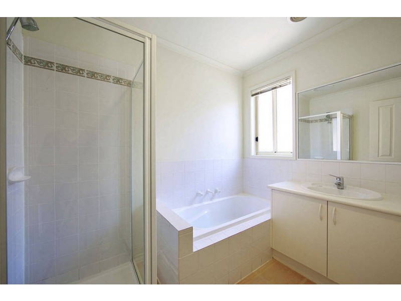 15 Willandra Loop, Caroline Springs VIC 3023