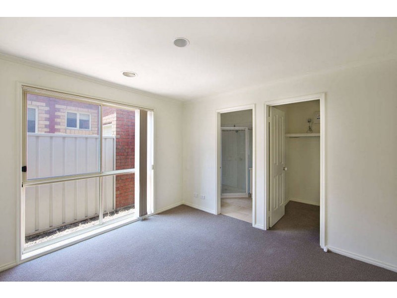 15 Willandra Loop, Caroline Springs VIC 3023