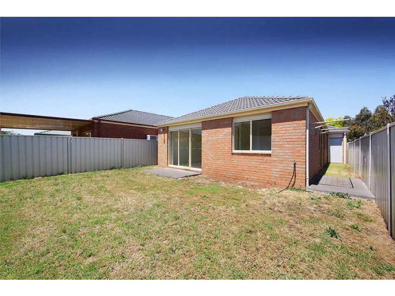 15 Willandra Loop, Caroline Springs VIC 3023