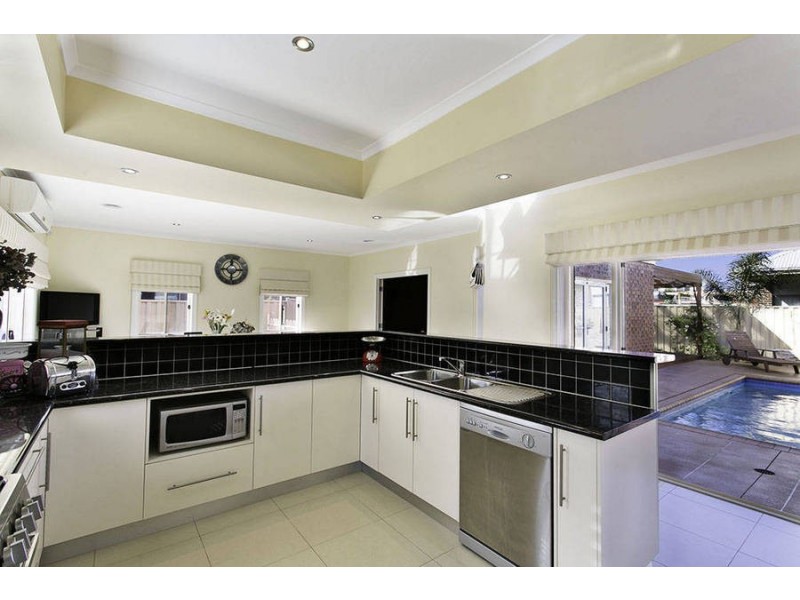 6 Fawkner Place, Caroline Springs VIC 3023