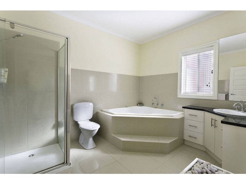 6 Fawkner Place, Caroline Springs VIC 3023