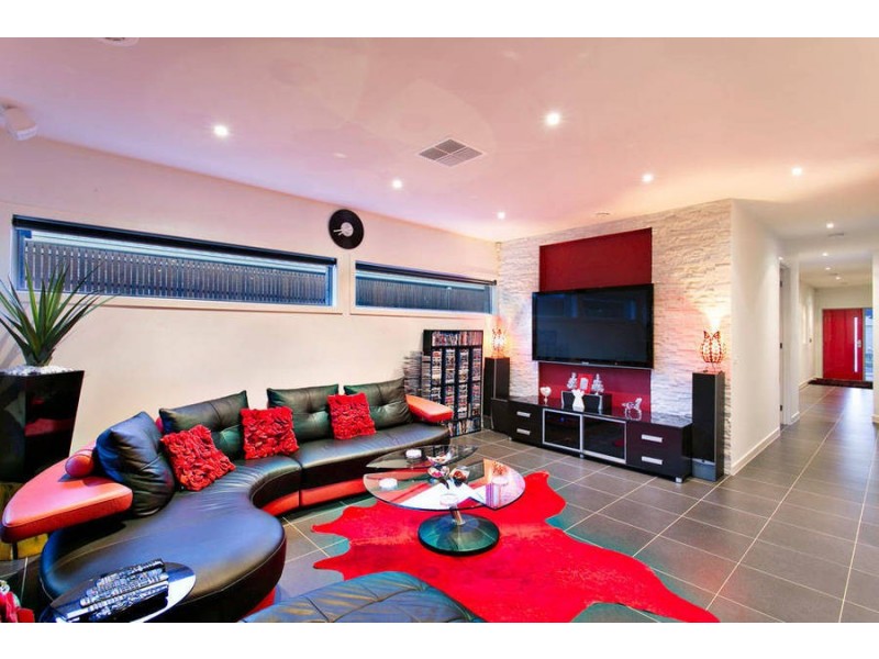 17 Ridgegreen View, Caroline Springs VIC 3023