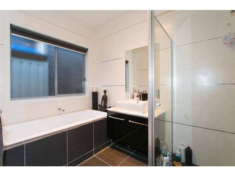 17 Ridgegreen View, Caroline Springs VIC 3023