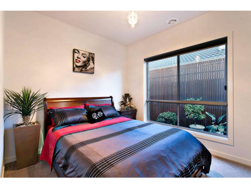 17 Ridgegreen View, Caroline Springs VIC 3023