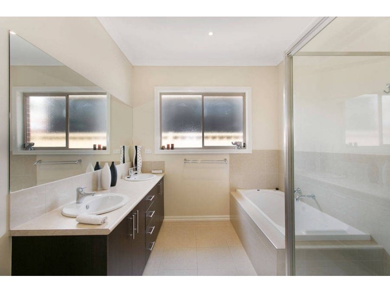 6 Wattlepark Street, Caroline Springs VIC 3023