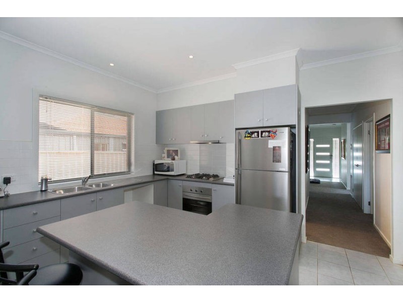 9 Dendy Street, Caroline Springs VIC 3023