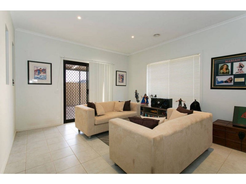 9 Dendy Street, Caroline Springs VIC 3023