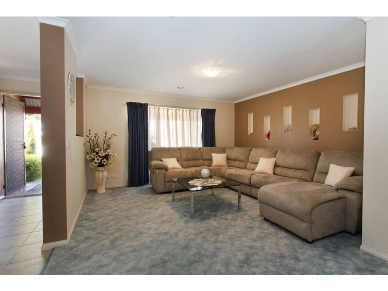 8 Bunya Close, Caroline Springs VIC 3023