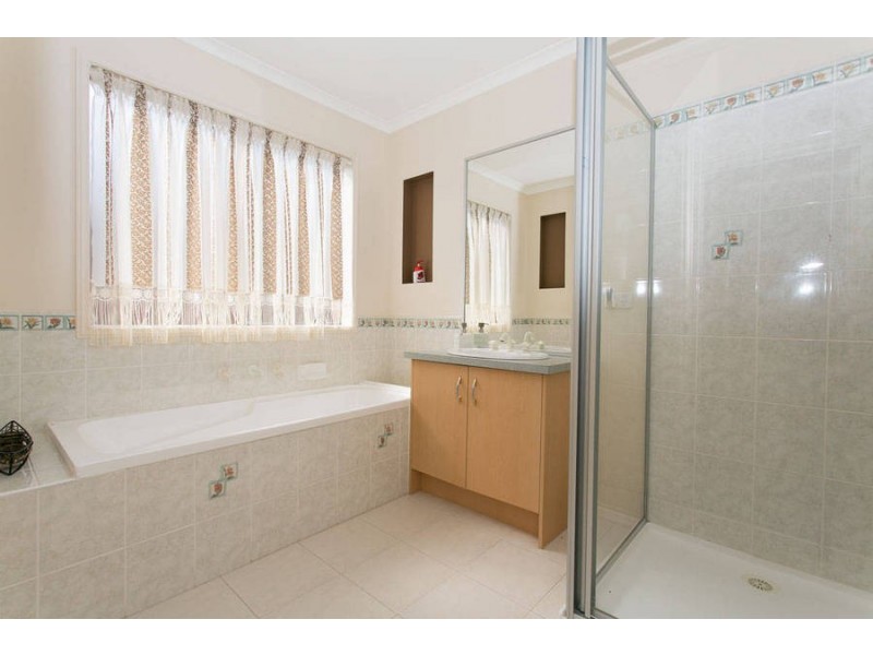 8 Bunya Close, Caroline Springs VIC 3023