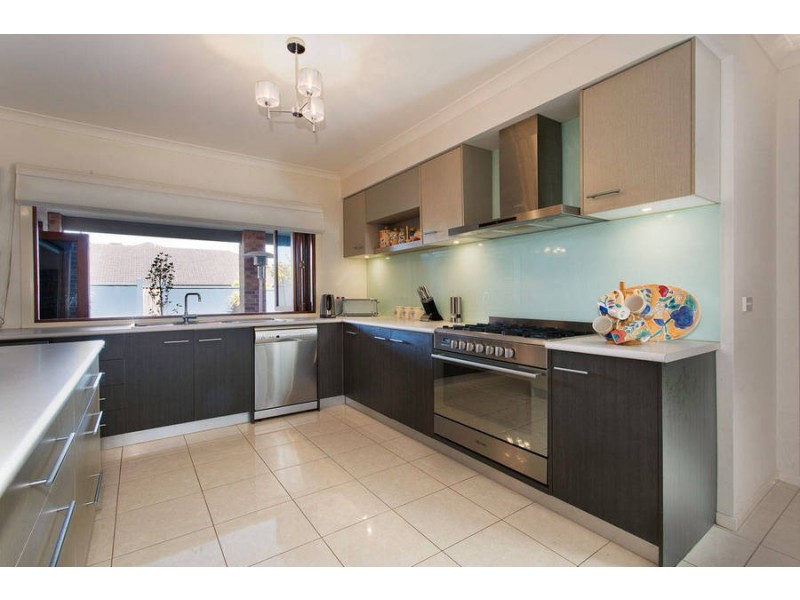 8 Carisbrook Street, Caroline Springs VIC 3023