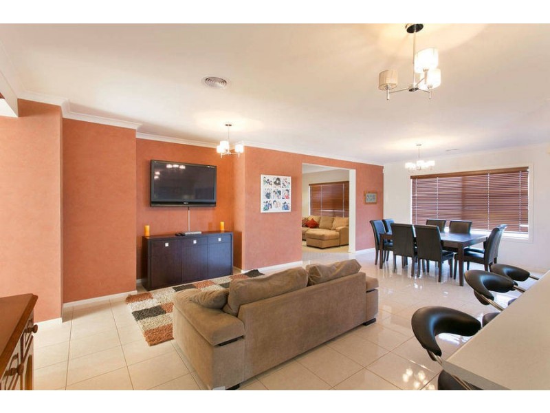 8 Carisbrook Street, Caroline Springs VIC 3023