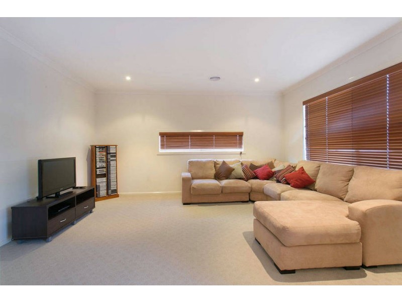 8 Carisbrook Street, Caroline Springs VIC 3023