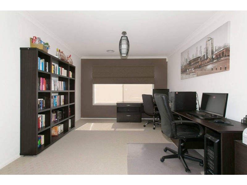 8 Carisbrook Street, Caroline Springs VIC 3023