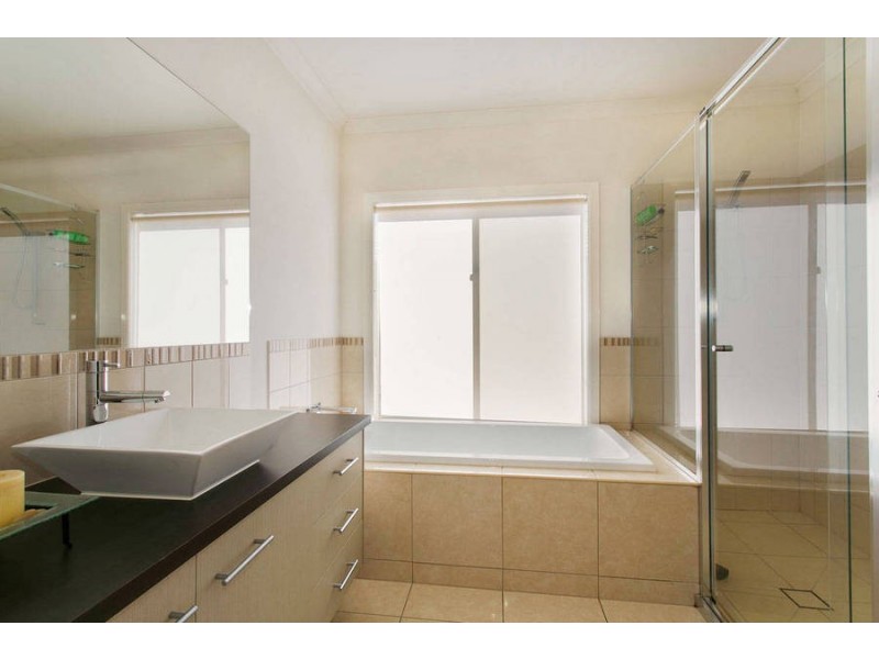 8 Carisbrook Street, Caroline Springs VIC 3023