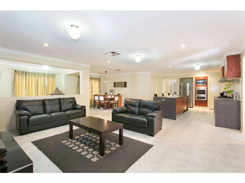 21 Edgbaston Parade, Caroline Springs VIC 3023