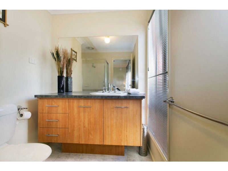 21 Edgbaston Parade, Caroline Springs VIC 3023