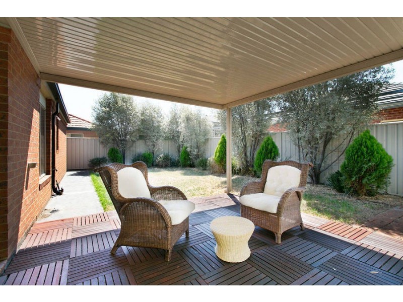 21 Edgbaston Parade, Caroline Springs VIC 3023