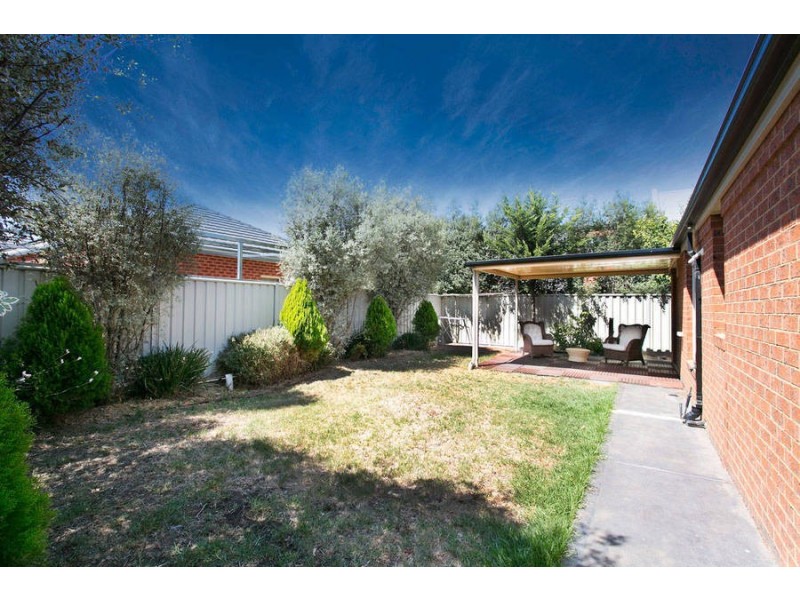 21 Edgbaston Parade, Caroline Springs VIC 3023