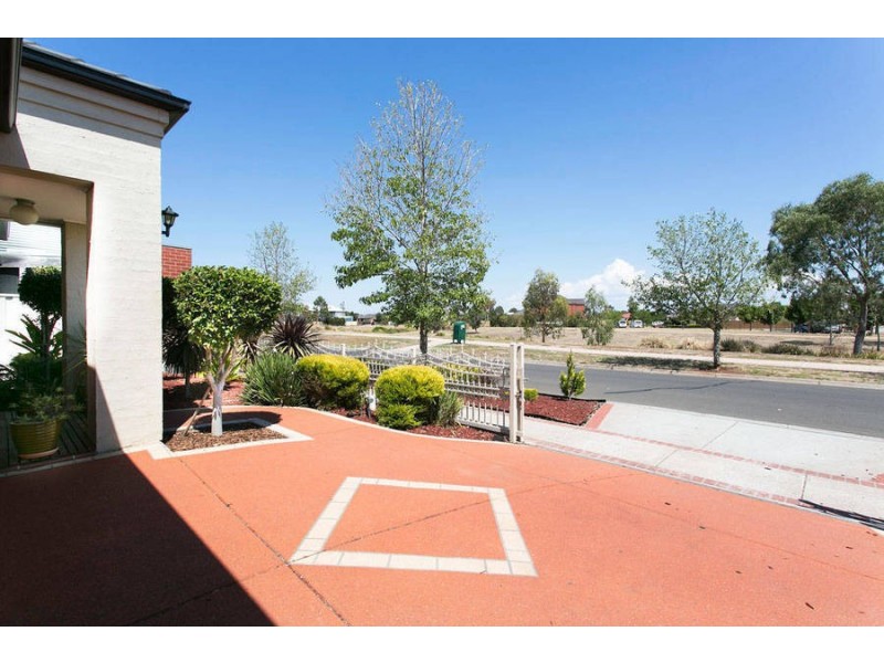 21 Edgbaston Parade, Caroline Springs VIC 3023