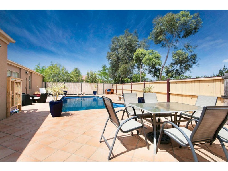 27 Dunstall Gardens, Caroline Springs VIC 3023