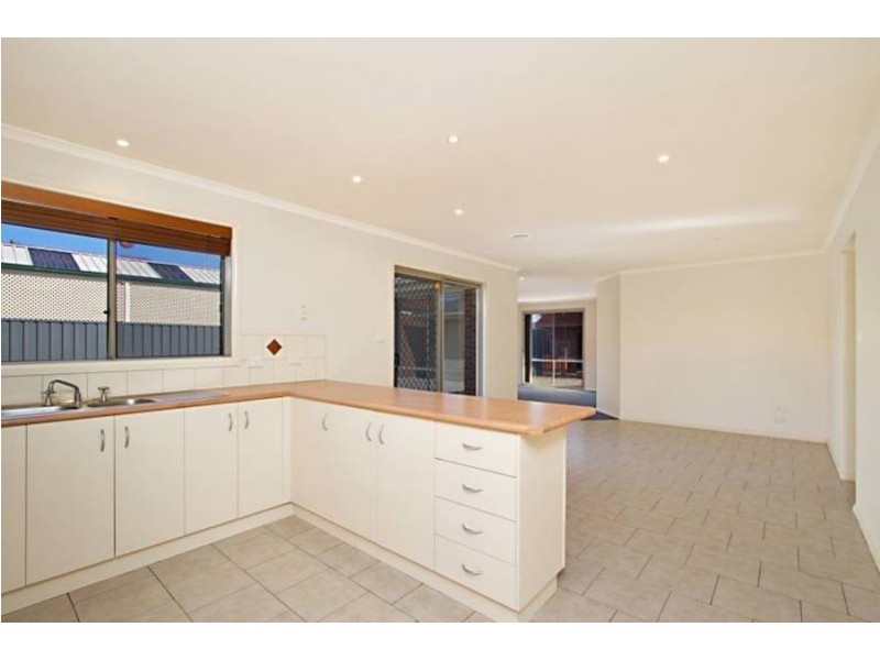 14 Kahan Close, Caroline Springs VIC 3023