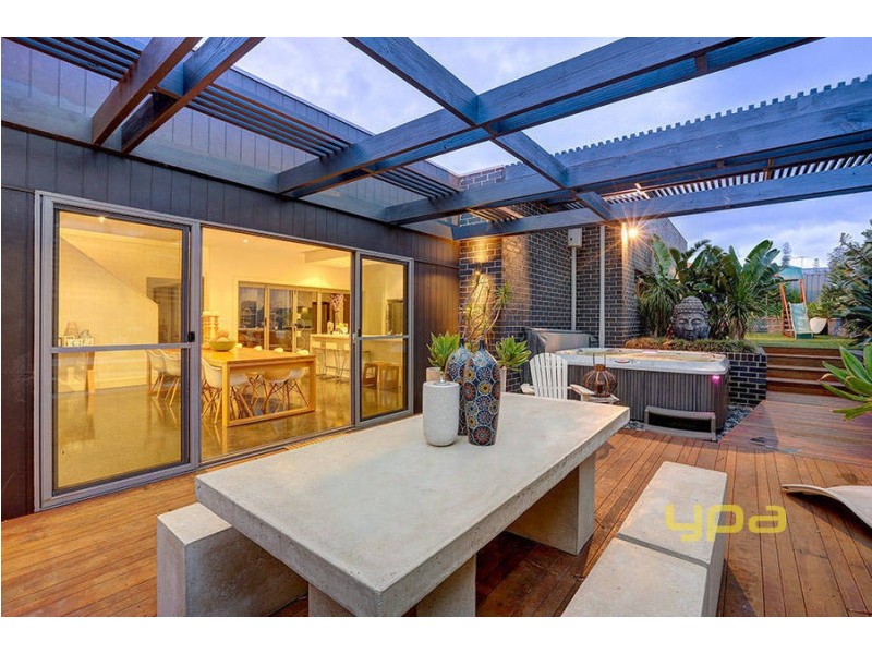 34 Kororoit Approach, Caroline Springs VIC 3023