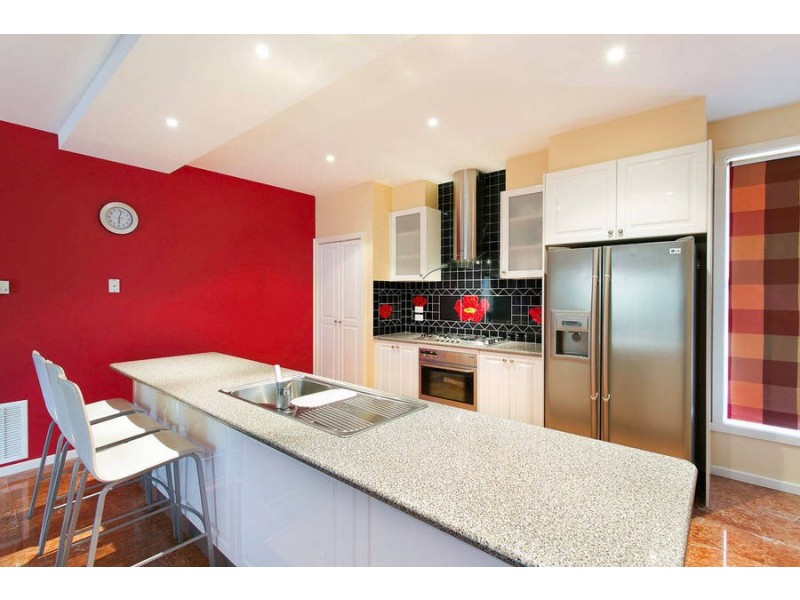 12 Catani Mews, Caroline Springs VIC 3023