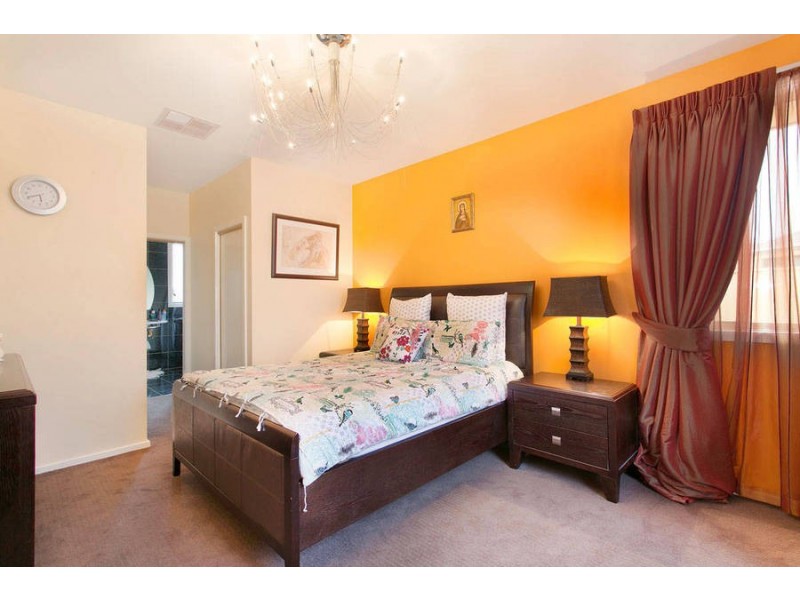 12 Catani Mews, Caroline Springs VIC 3023