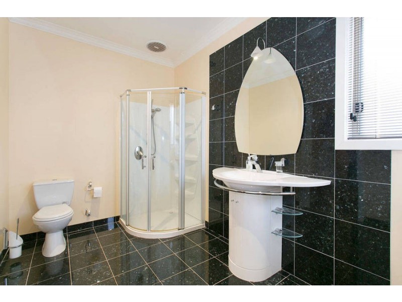 12 Catani Mews, Caroline Springs VIC 3023