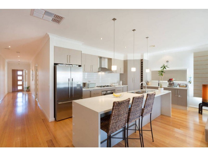 2 Weigall Close, Caroline Springs VIC 3023