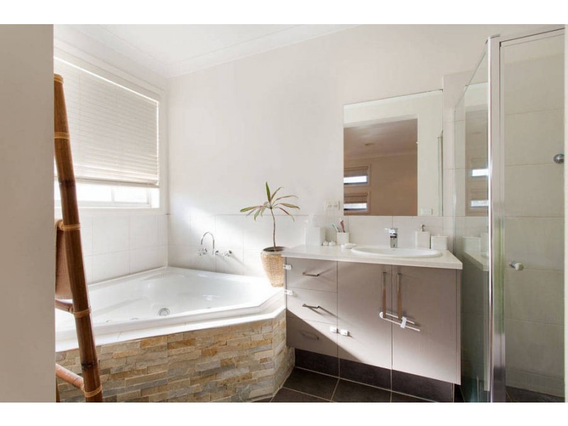 2 Weigall Close, Caroline Springs VIC 3023