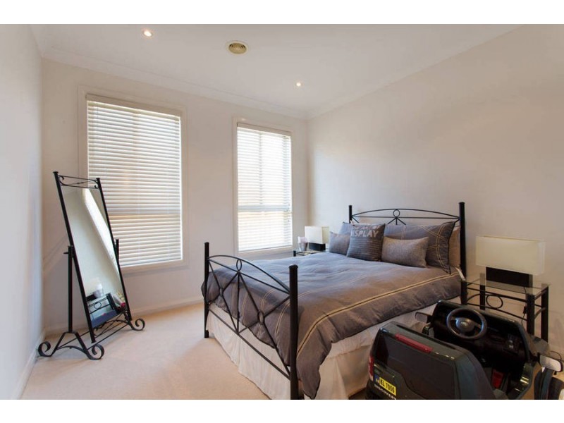 2 Weigall Close, Caroline Springs VIC 3023