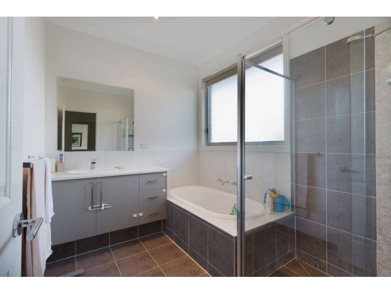 2 Weigall Close, Caroline Springs VIC 3023