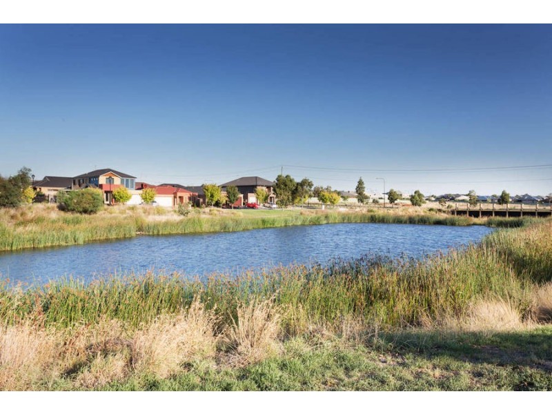 2 Weigall Close, Caroline Springs VIC 3023