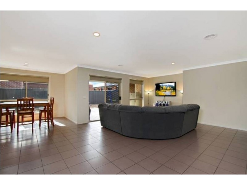 7 Insley Way, Caroline Springs VIC 3023