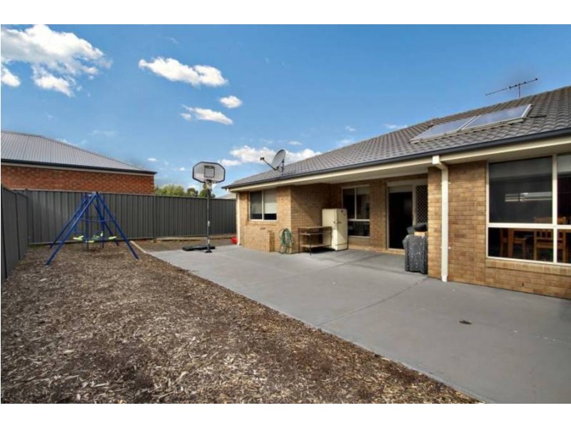 7 Insley Way, Caroline Springs VIC 3023