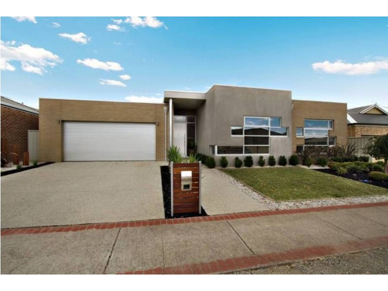16 Calthorpe Green, Caroline Springs VIC 3023