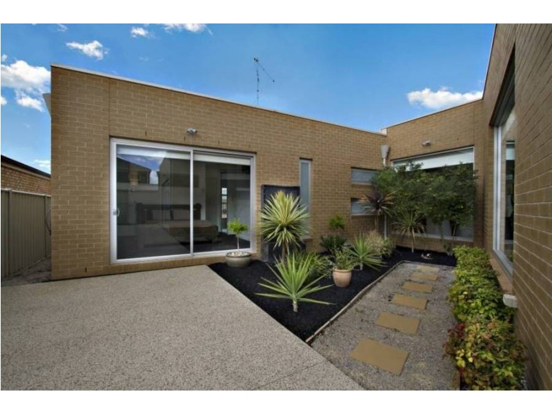 16 Calthorpe Green, Caroline Springs VIC 3023