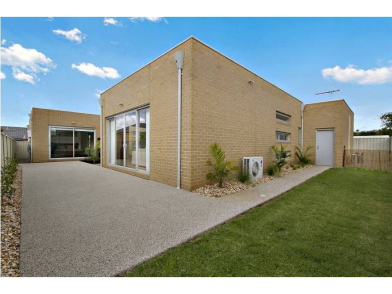 16 Calthorpe Green, Caroline Springs VIC 3023