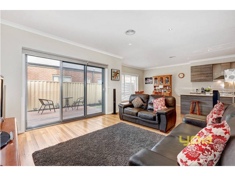 2/10-12 Kooyong Way, Caroline Springs VIC 3023