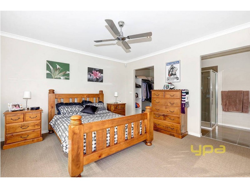 2/10-12 Kooyong Way, Caroline Springs VIC 3023
