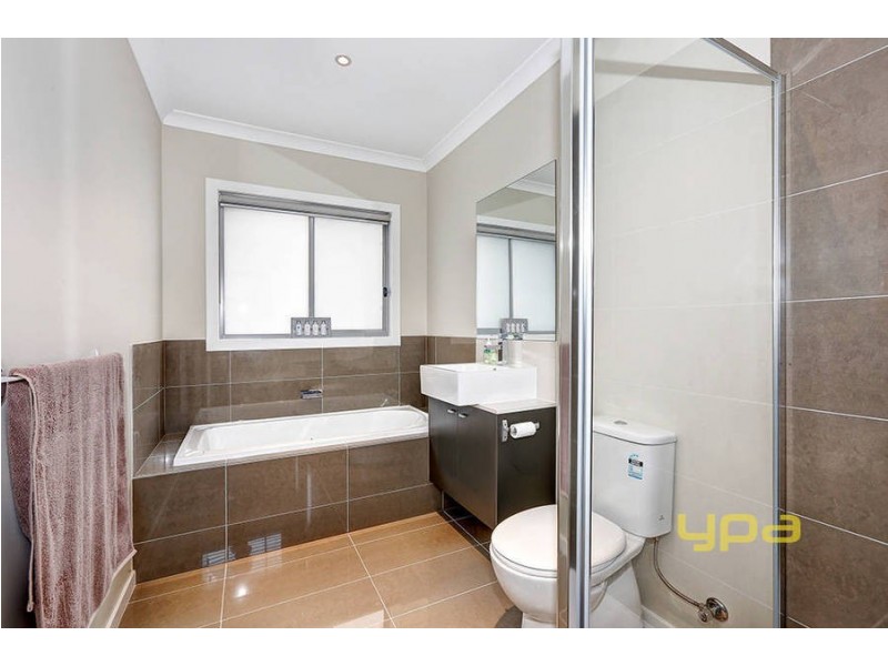 2/10-12 Kooyong Way, Caroline Springs VIC 3023