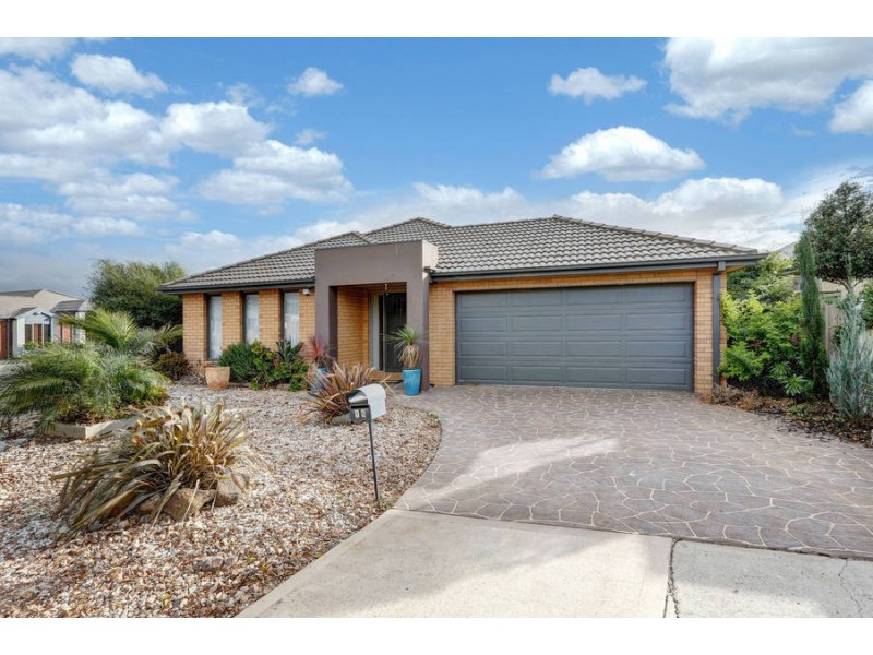 16 Matlock Street, Caroline Springs VIC 3023