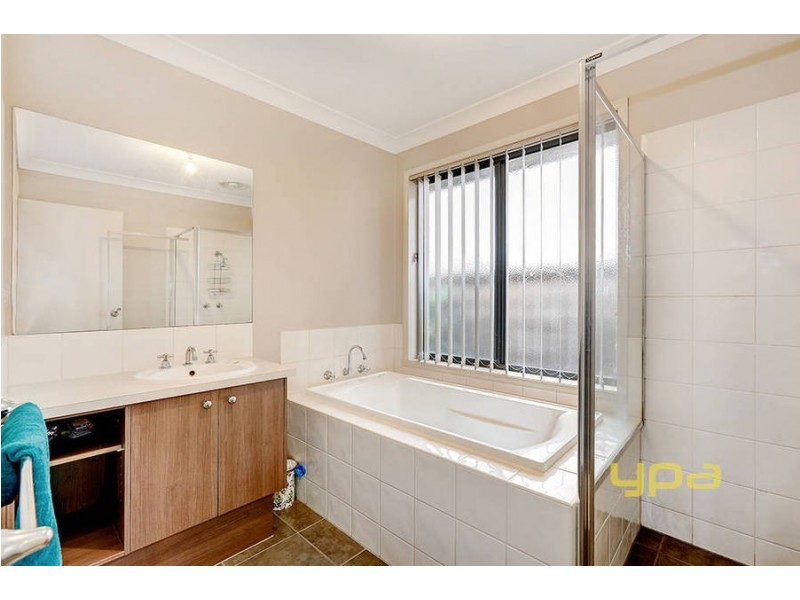 16 Matlock Street, Caroline Springs VIC 3023
