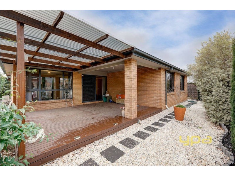 16 Matlock Street, Caroline Springs VIC 3023