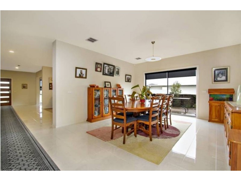 16 Flemington Street, Caroline Springs VIC 3023