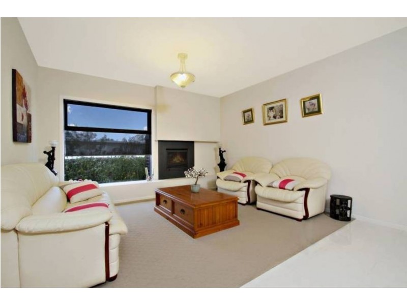 16 Flemington Street, Caroline Springs VIC 3023