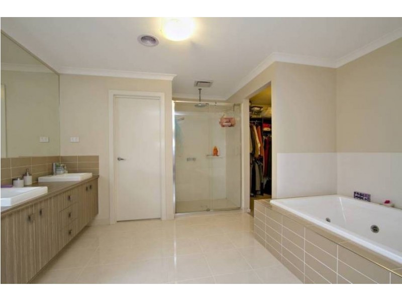 16 Flemington Street, Caroline Springs VIC 3023